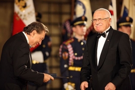 Karel Gott dostal od Klause letos vyznamenání.